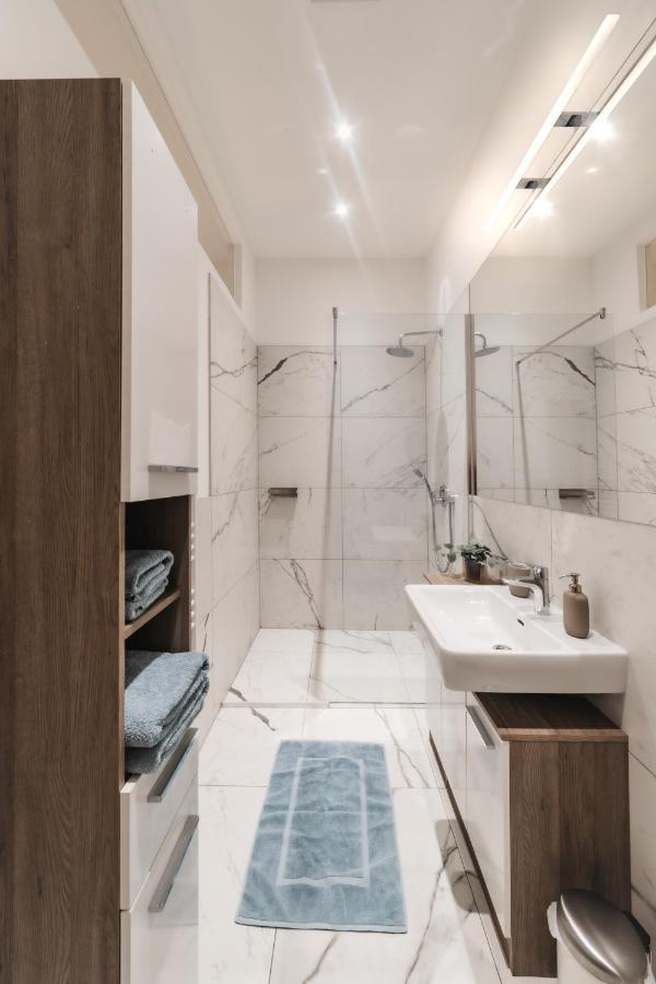 Cozy Apartment, 2 Private Terraces, 8 Min To City Center Wenen Buitenkant foto